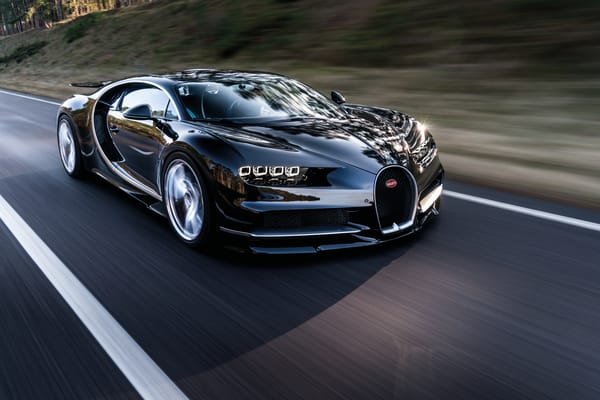 Обои Черный быстрый автомобиль Bugatti Chiron на трассе