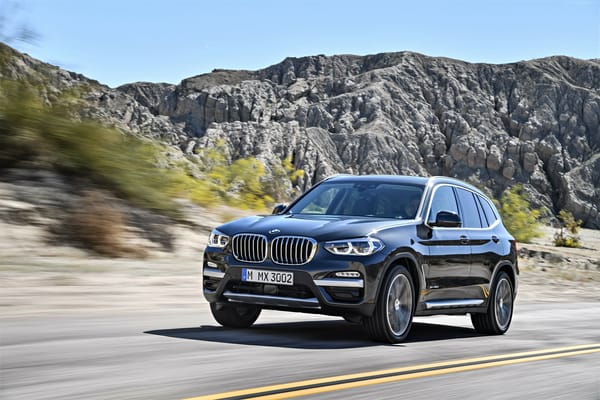 Обои Черный красивый автомобиль BMW X3,2018 на фоне гор
