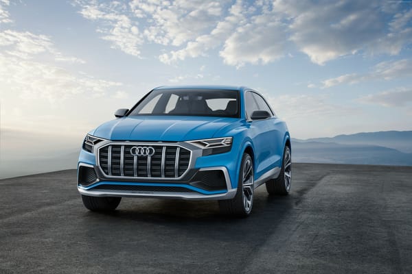 Обои Синий автомобиль Audi Q8,2018 на фоне неба