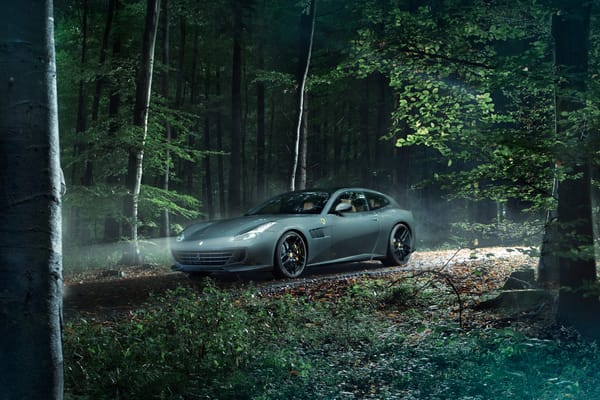 Обои Автомобиль Ferrari GTC4Lusso,2017 едет по лесу