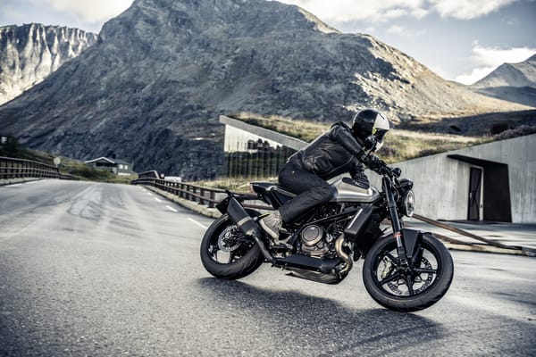 Обои Мотоциклист на трассе на черном мотоцикле Husqvarna Vitpilen 701,2018