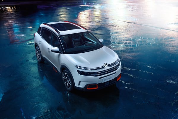 Обои Серебристый кроссовер Citroen C5 Aircross на мокром асфальте