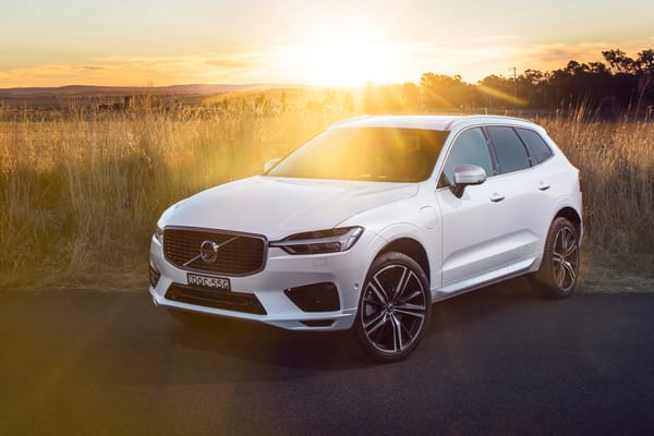 Обои Белый автомобиль Volvo XC60 T8 Inscription,2018 в лучах солнца