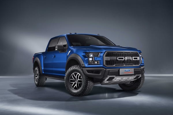 Обои Синий автомобиль пикап Ford F-150 на сером фоне