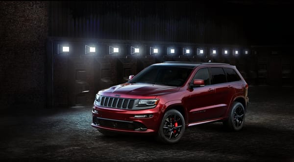 Обои Красный автомобиль Jeep Grand Cherokee