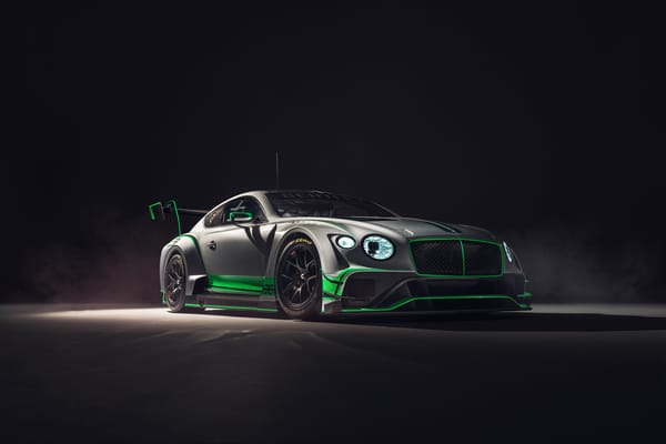 Обои Серебристый спортивный автомобиль Bentley Continental GT3