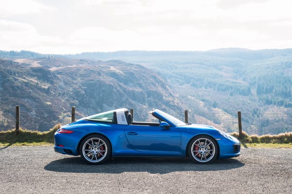 Обои Голубой автомобиль кабриолет Porsche 911 Targa 4S на фоне гор