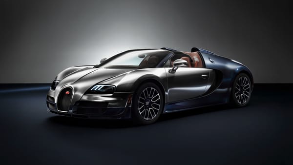 Обои Стильный серебристый автомобиль Bugatti Veyron Grand