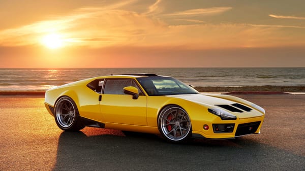 Обои Желтый спортивный автомобиль De Tomaso Pantera на фоне заката