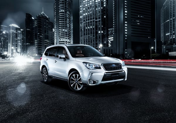 Обои Внедорожник Subaru Forester,2018 в ночном городе