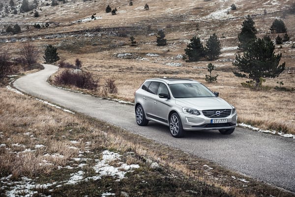 Обои Серебристый внедорожник Volvo XC60 на трассе