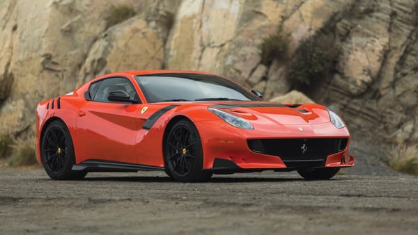 Обои Красный спортивный автомобиль Ferrari F12tdf,2017 у скалы