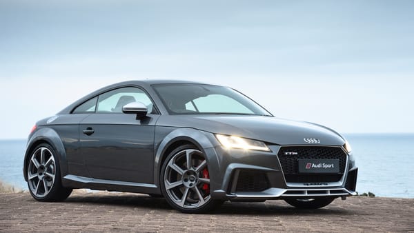 Обои Серебристый спортивный автомобиль Audi TT RS,2018 с включенными фарами