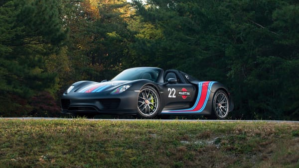 Обои Спортивный автомобиль Porsche 918 Spyder Weissach Package с логотипом Martini Racing