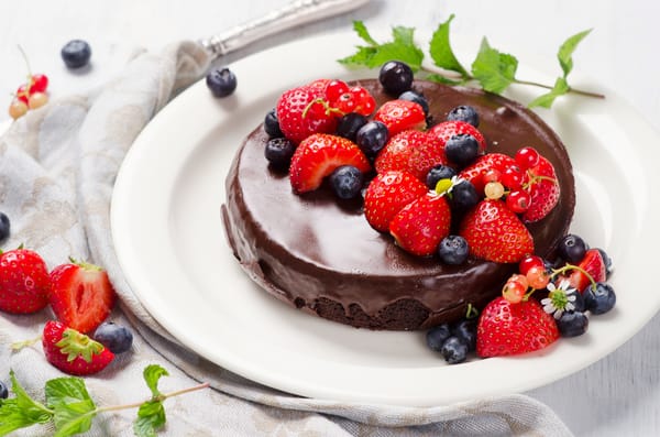 Обои Вкусный торт в шоколаде с ягодами свежей клубники и черники