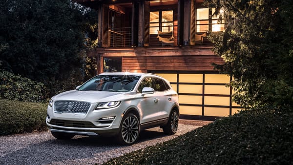 Обои Серебристый автомобиль Lincoln MKC,2019 у ворот гаража