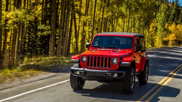 Обои Красный автомобиль Jeep Wrangler Rubicon 2,2018 на лесной трассе