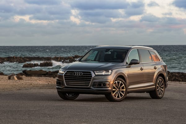 Обои Внедорожник Audi Q7,2018 года на фоне океана