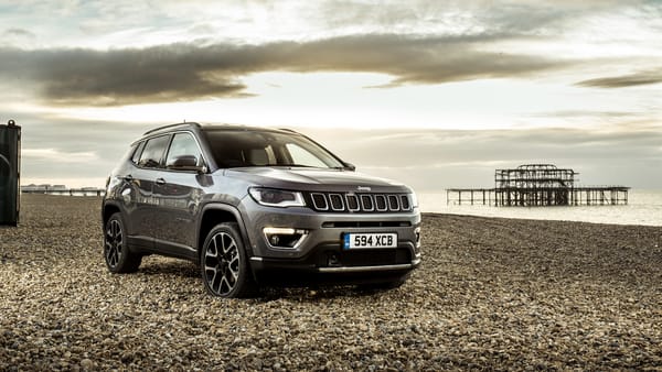 Обои Внедорожник Jeep Compass Limited,2018 на фоне неба