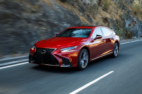 Обои Яркий красный автомобиль Lexus LS,2018 на трассе