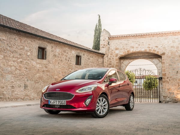 Обои Красный стильный автомобиль Ford Fiesta Titanium,2017