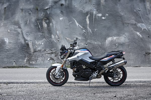 Обои Стильный мотоцикл BMW F 800 R,2017 у серой стены
