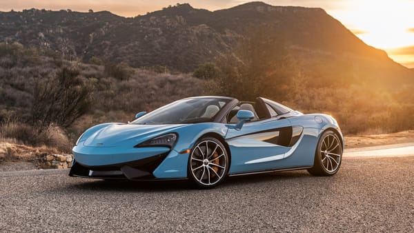 Обои Голубой спортивный автомобиль McLaren 570S Spider,2018 на фоне солнца