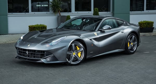 Обои Спортивный серебристый автомобиль Ferrari F12 berlinetta
