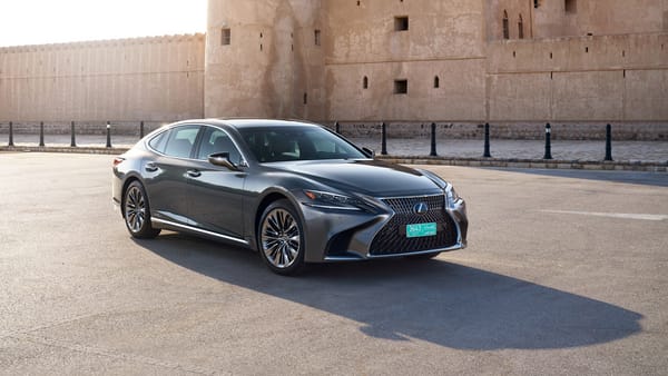 Обои Стильный автомобиль Lexus LS 500h AWD,2018 на фоне крепости