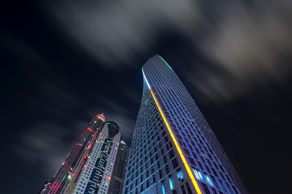 Обои Небоскребы Дубаи под ночным небом,ОАЭ