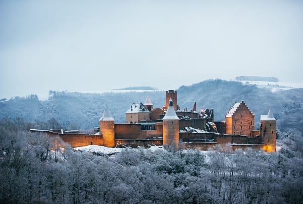 Обои Замок Bourscheid Castle зимой,Буршейд,Люксембург