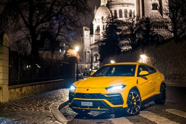 Обои Желтый внедорожник Lamborghini Urus на ночной улице