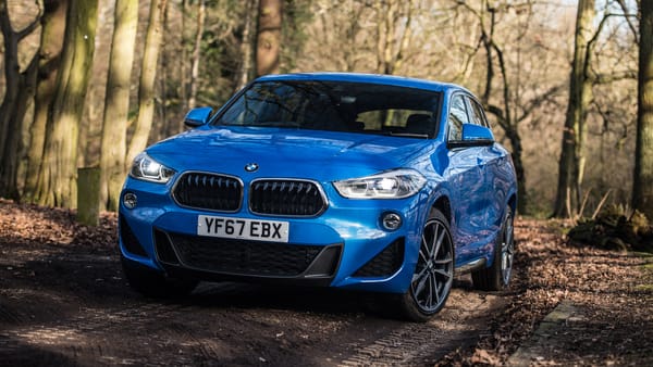 Обои Синий автомобиль BMW X2 xDrive20d M Sport,2018 на дороге в лесу
