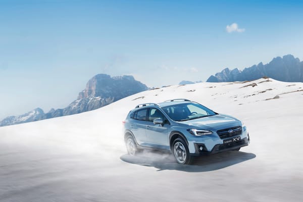 Обои Внедорожник Subaru XV на заснеженном склоне