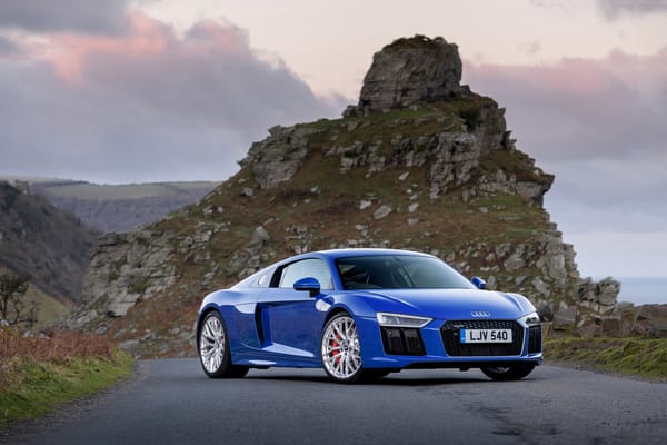 Обои Быстрый спортивный автомобиль Audi R8 V10,2018 года на фоне скалы