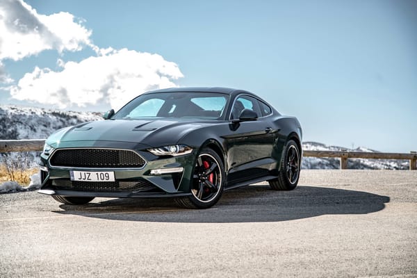 Обои Автомобиль Ford Mustang Bullitt на фоне неба