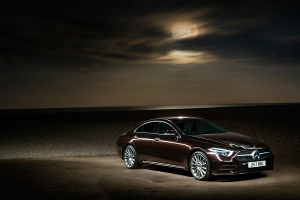 Обои Коричневый автомобиль Mercedes Benz CLS 400 D AMG 2018 года на фоне луны