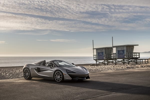 Обои Серебристый спортивный автомобиль McLaren 570S на фоне красивого неба