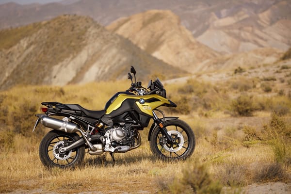 Обои Мотоцикл BMW F 750 GS,2018 года вид сбоку