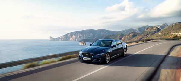 Обои Черный автомобиль Jaguar XJ50,2018 года на трассе