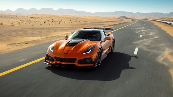 Обои Спортивный автомобиль Chevrolet Corvette ZR1,2019 на трассе