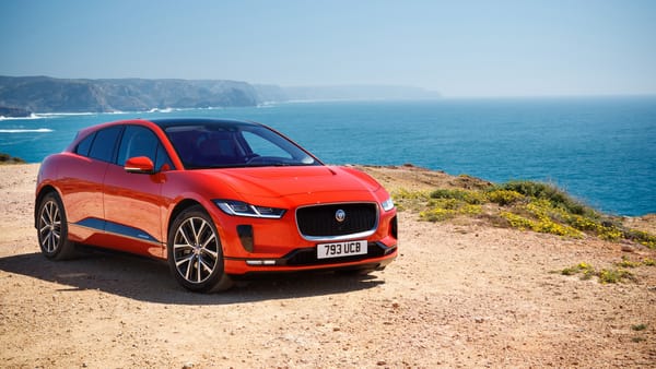 Обои Красный Jaguar I-Pace EV400 AWD HSE First Edition 2018 года на фоне океана