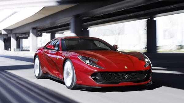 Обои Красный быстрый автомобиль Ferrari 812 Superfast 2018