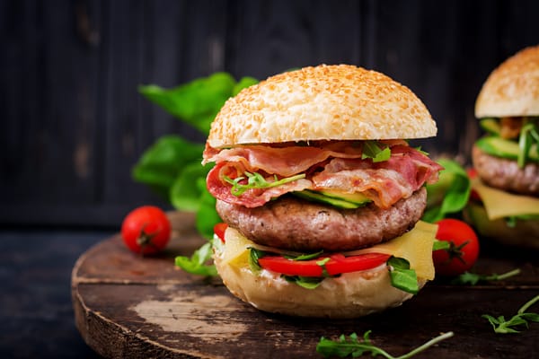 Обои Вкусный аппетитный гамбургер с беконом