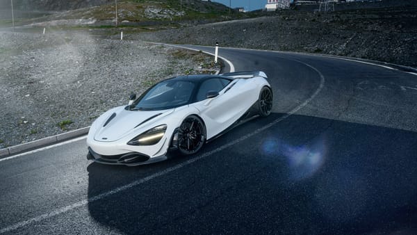 Обои Белый спортивный автомобиль McLaren 720S,2018 года на трассе