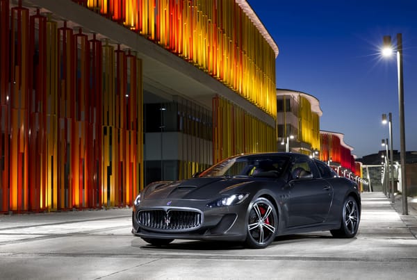 Обои Серебристый автомобиль Maserati GranTurismo