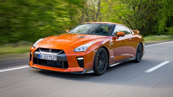 Обои Оранжевый автомобиль Nissan GT-R на трассе