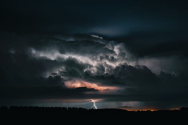 Обои Грозовые облака с молнией в небе вечером