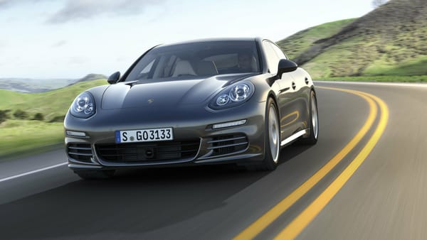 Обои Porsche Panamera Turbo S 2014 на шоссе