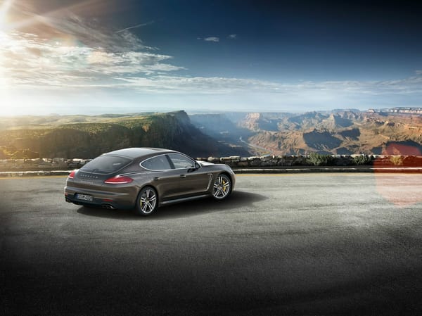 Обои Porsche Panamera Turbo S 2014 на парковке в горах